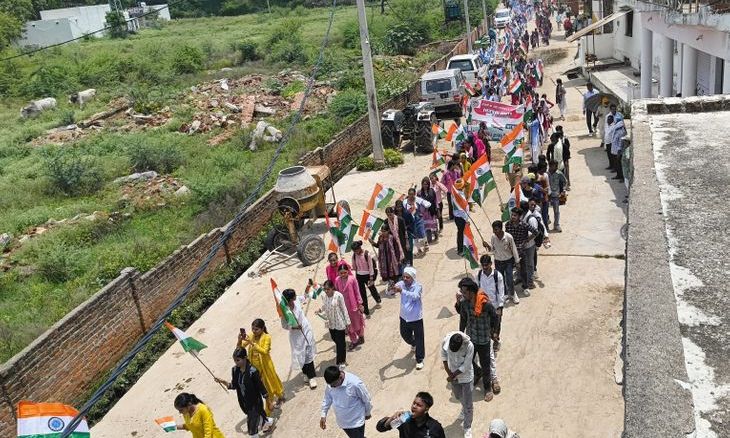आलमपुर में 'हर घर तिरंगा' अभियान के तहत निकली भव्य यात्रा, एक किलोमीटर लंबा तिरंगा थामे उमड़े लोग