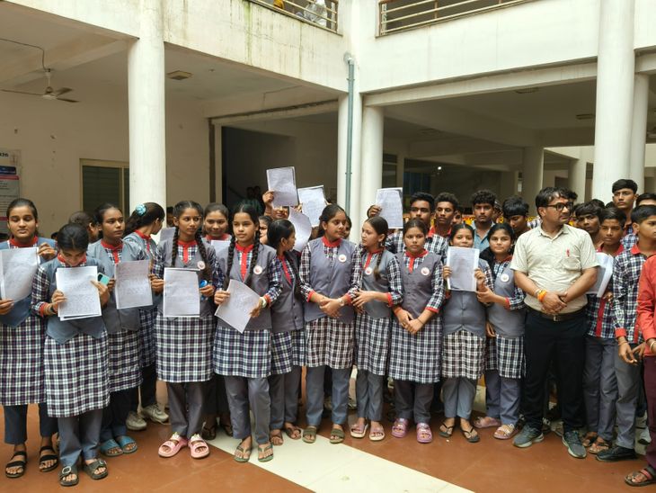 गुना: छात्राओं के विरोध और जनसुनवाई में शिकायत के बाद धरनावदा स्कूल की प्रभारी प्राचार्य पद से हटाई गईं