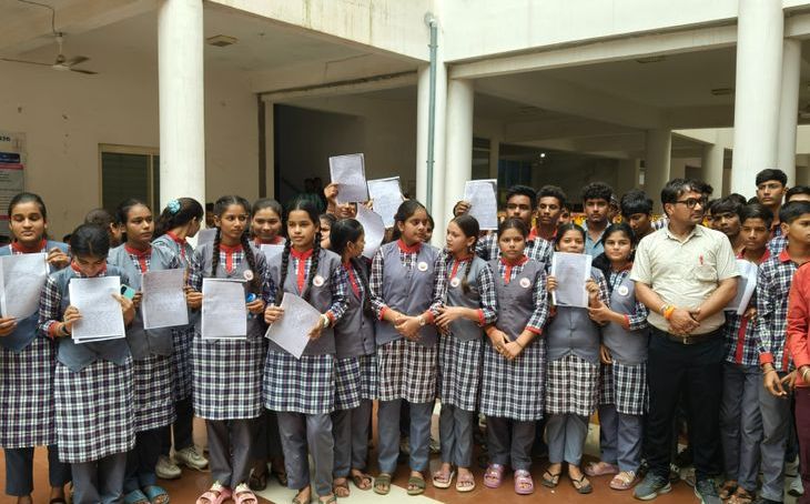 गुना: छात्राओं के विरोध और जनसुनवाई में शिकायत के बाद धरनावदा स्कूल की प्रभारी प्राचार्य पद से हटाई गईं