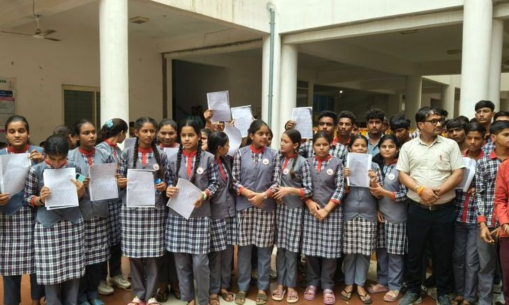 गुना: छात्राओं के विरोध और जनसुनवाई में शिकायत के बाद धरनावदा स्कूल की प्रभारी प्राचार्य पद से हटाई गईं