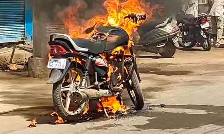 ग्वालियर: छप्पर वाला पुल क्षेत्र में चलती बाइक बनी आग का गोला, मची अफरातफरी