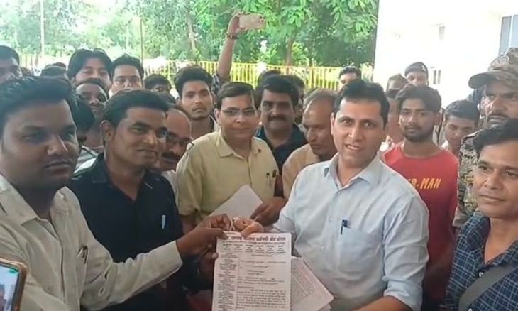 दतिया में राज्य कर्मचारी संघ का प्रदर्शन, 27 सूत्रीय मांगों को लेकर कलेक्टर को सौंपा ज्ञापन