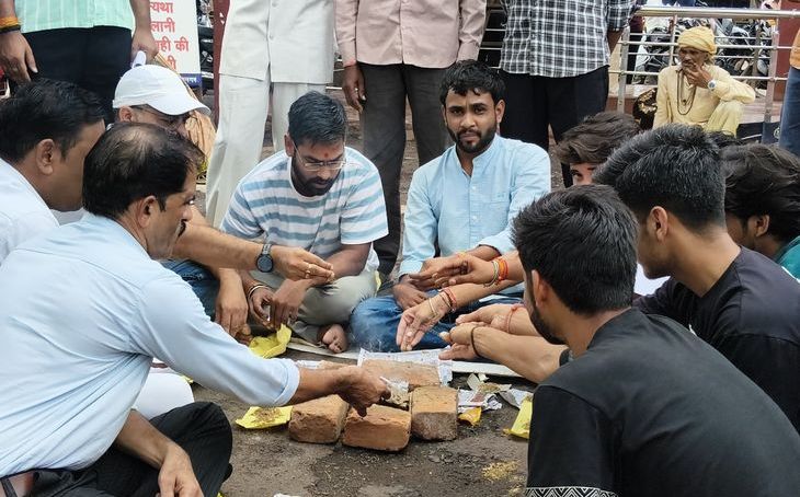 अशोकनगर: विधि महाविद्यालय में NSUI का विरोध प्रदर्शन, प्राचार्य पर छात्रों को राजनीतिक कार्यक्रम में शामिल कराने का आरोप