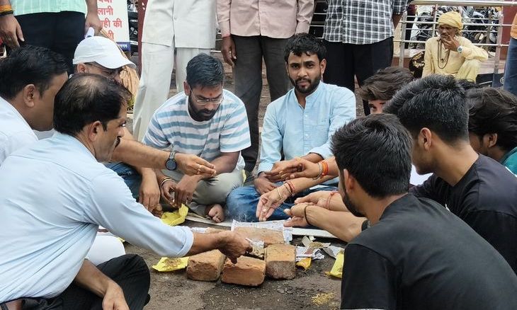 अशोकनगर: विधि महाविद्यालय में NSUI का विरोध प्रदर्शन, प्राचार्य पर छात्रों को राजनीतिक कार्यक्रम में शामिल कराने का आरोप
