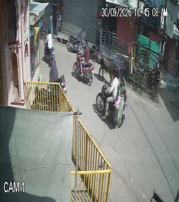 दतिया में नगर पालिका की लापरवाही: मुख्य बाजार की खुली नाली में स्कूटी समेत गिरी युवती