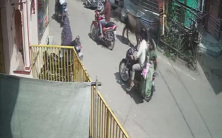 दतिया में नगर पालिका की लापरवाही: मुख्य बाजार की खुली नाली में स्कूटी समेत गिरी युवती