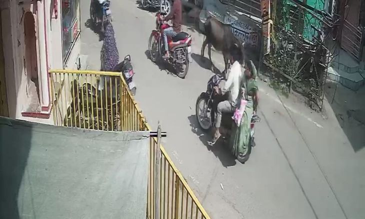 दतिया में नगर पालिका की लापरवाही: मुख्य बाजार की खुली नाली में स्कूटी समेत गिरी युवती