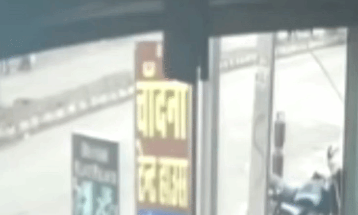 ग्वालियर में छात्र की दर्दनाक सड़क दुर्घटना: ट्रक ने बाइक को मारी टक्कर, सीसीटीवी फुटेज में कैद हुआ हादसा