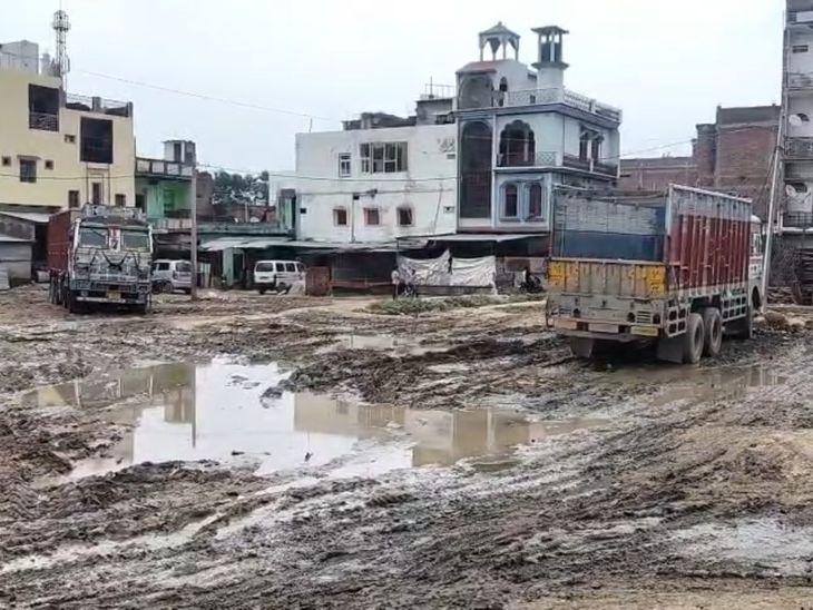 भिंड की आलमपुर और दबोह मंडियों में दलदल जैसे हालात, करोड़ों के राजस्व के बाद भी बदहाल बुनियादी ढांचा