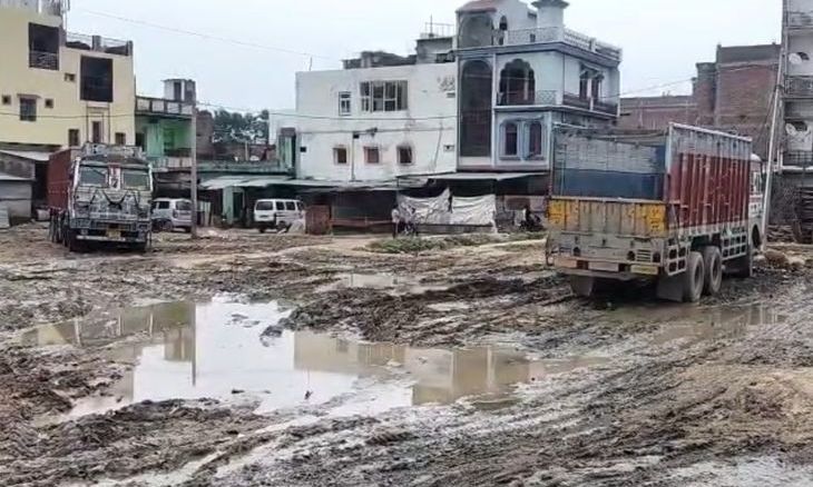 भिंड की आलमपुर और दबोह मंडियों में दलदल जैसे हालात, करोड़ों के राजस्व के बाद भी बदहाल बुनियादी ढांचा
