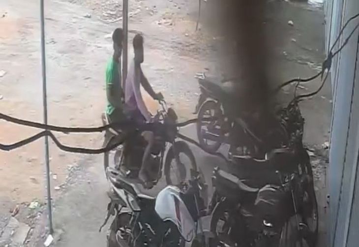भितरवार में गल्ला दुकान से मूंग का कट्टा पार, बाइक सवार बदमाशों की करतूत सीसीटीवी में कैद