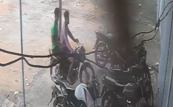 भितरवार में गल्ला दुकान से मूंग का कट्टा पार, बाइक सवार बदमाशों की करतूत सीसीटीवी में कैद