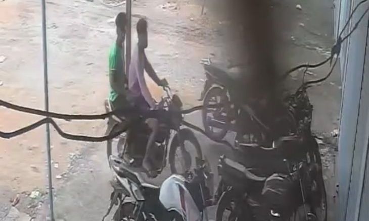 भितरवार में गल्ला दुकान से मूंग का कट्टा पार, बाइक सवार बदमाशों की करतूत सीसीटीवी में कैद