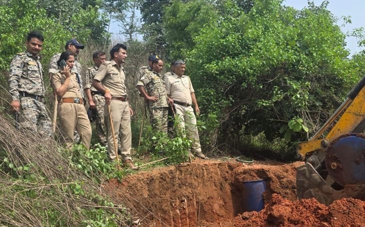 दतिया में अवैध शराब का जखीरा पकड़ा, सरकारी जमीन पर चल रहा था कारोबार