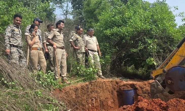 दतिया में अवैध शराब का जखीरा पकड़ा, सरकारी जमीन पर चल रहा था कारोबार