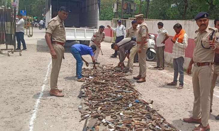 दतिया में न्यायालय के निर्देश पर 628 अवैध हथियारों का जखीरा नष्ट