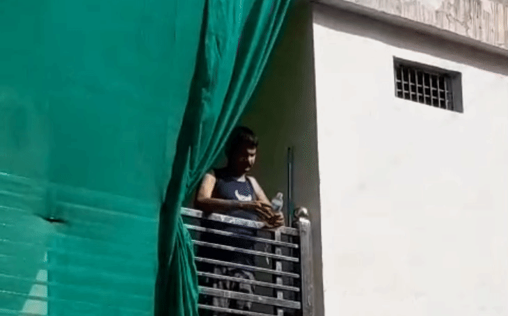 ग्वालियर में सनसनीखेज वारदात: मामूली बात पर मनचले ने दुकान पर फेंका पेट्रोल बम, पिता और दो बच्चे झुलसे