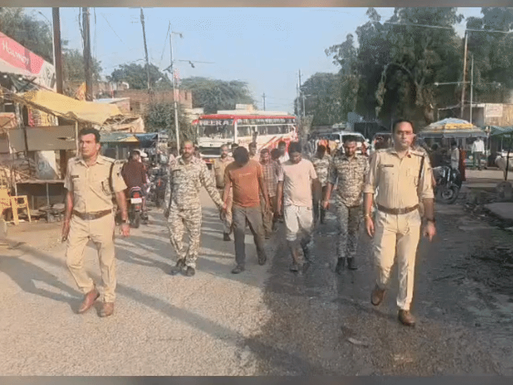 दतिया में पुलिस की सख्त कार्रवाई: जंगल में ताश पीट रहे आठ जुआरियों का निकाला जुलूस, लगवाए नारे
