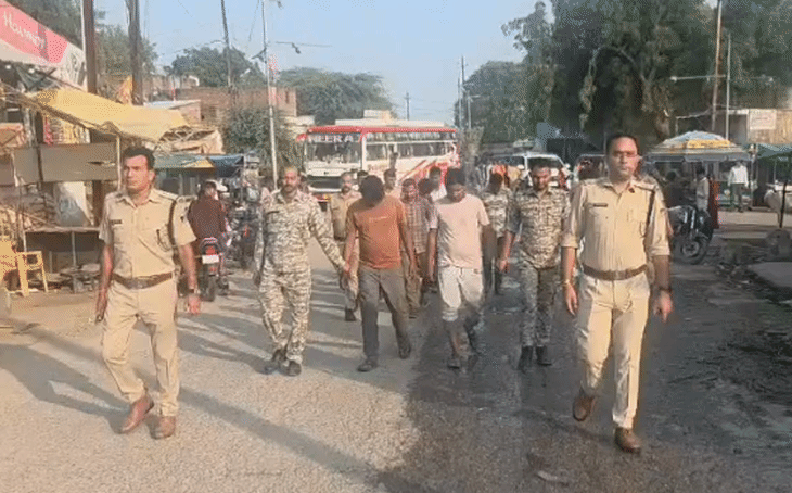 दतिया में पुलिस की सख्त कार्रवाई: जंगल में ताश पीट रहे आठ जुआरियों का निकाला जुलूस, लगवाए नारे