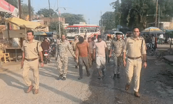 दतिया में पुलिस की सख्त कार्रवाई: जंगल में ताश पीट रहे आठ जुआरियों का निकाला जुलूस, लगवाए नारे