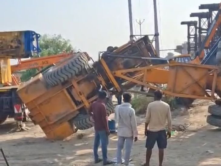 डबरा: आंतरी-एराया रेलवे ओवरब्रिज निर्माण के दौरान पलटी क्रेन, ऑपरेटर और मजदूरों ने ऐसे बचाई जान