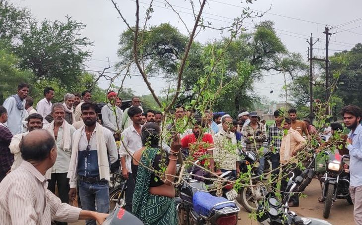 अशोकनगर में खाद संकट: विदिशा रोड पर किसानों ने यूरिया के लिए किया चक्काजाम