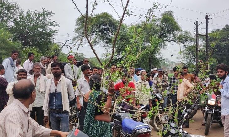 अशोकनगर में खाद संकट: विदिशा रोड पर किसानों ने यूरिया के लिए किया चक्काजाम