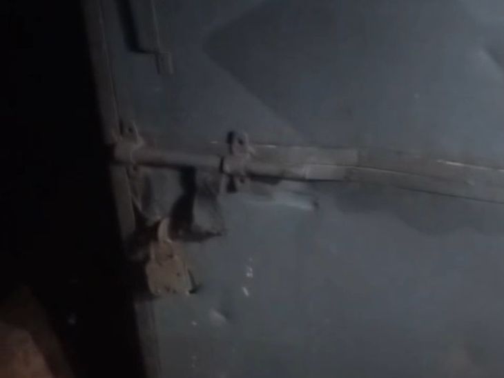 शिवपुरी: सरकारी राशन दुकान के ताले टूटे, अनाज चोरी और चौकीदार से झड़प के बाद पुलिस जांच शुरू