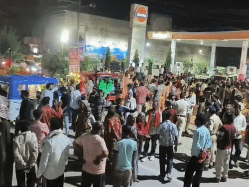 दतिया में किसान की हत्या पर बवाल: सड़क पर शव रखकर किया प्रदर्शन, पुलिस पर लगे गंभीर आरोप