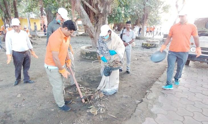 धर्मपुरी मुक्तिधाम में सांसद संध्या राय ने अफसरों के साथ चलाया सफाई अभियान