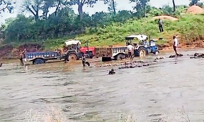 पिछोर के बूढ़ोंन क्षेत्र में महुअर नदी से हो रहा अवैध रेत उत्खनन, ग्रामीणों ने उठाई कार्रवाई की मांग