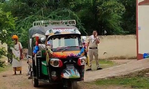 सड़क हादसे में घायल महिला की मौत, पुलिस ने रुकवाया अंतिम संस्कार
