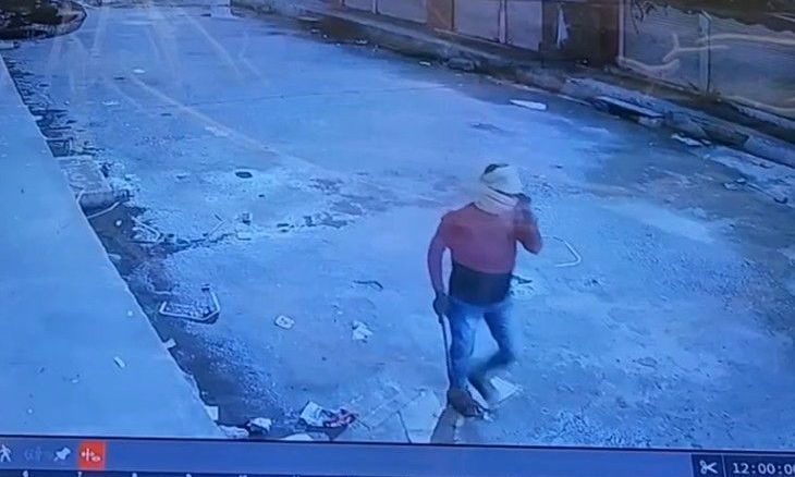 दतिया में मोबाइल शॉप पर धावा: नकाबपोश चोर बोरी में कीमती फोन भरकर ले गया, सीसीटीवी फुटेज आया सामने