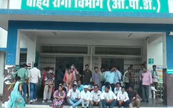 मुरार जिला अस्पताल में आउटसोर्स कर्मचारियों का फूटा गुस्सा