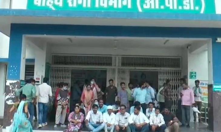 मुरार जिला अस्पताल में आउटसोर्स कर्मचारियों का फूटा गुस्सा