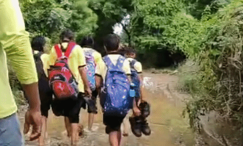 शिवपुरी के बछोरा में बदहाल कच्ची सड़क: बारिश में कीचड़ के बीच से गुजरने को मजबूर स्कूली बच्चे