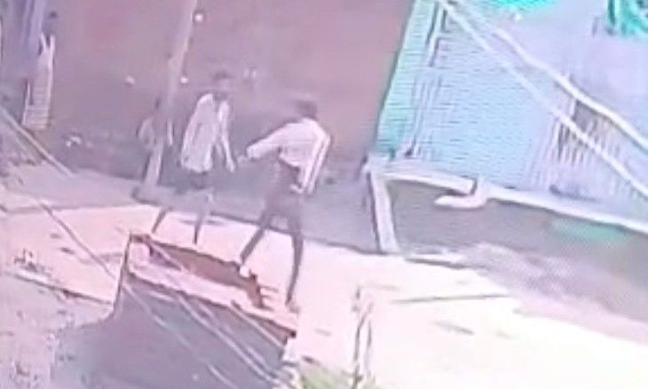 दतिया में पुरानी रंजिश के चलते 16 साल के किशोर से मारपीट, सीसीटीवी फुटेज आया सामने