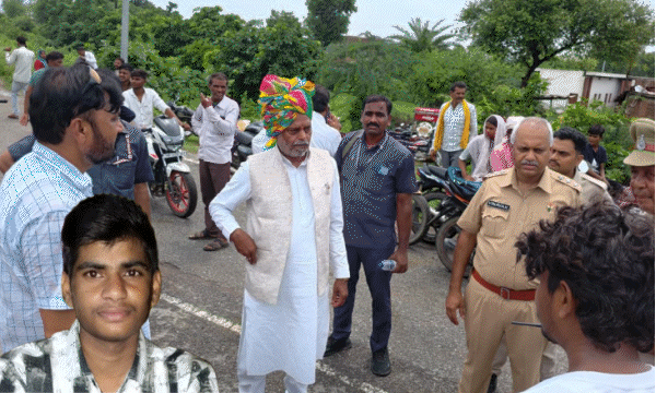 दतिया में हाईटेंशन लाइन की चपेट में आने से छात्र की मौत, एनएच-44 पर परिजनों का हंगामा और चक्काजाम