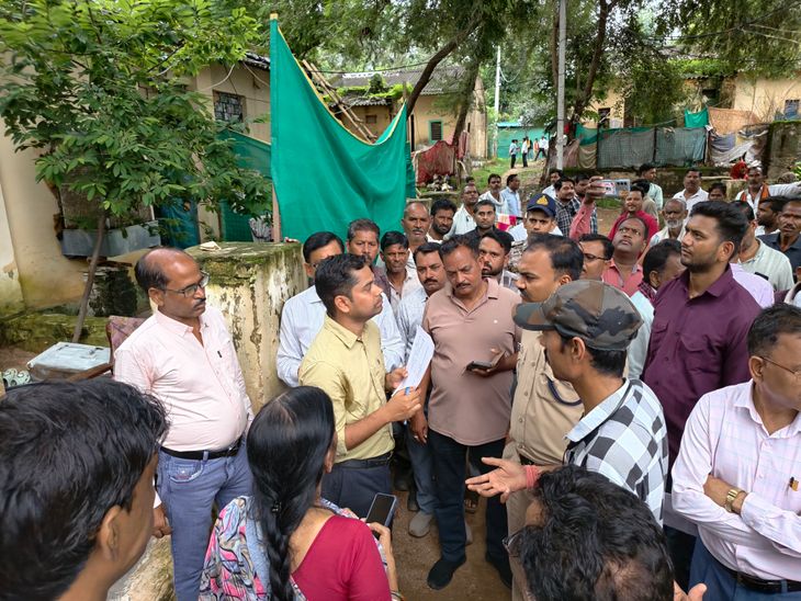 दतिया में प्रशासन का बुलडोजर एक्शन: भाजपा नेत्री समेत अवैध कब्जाधारियों से खाली कराए गए सरकारी आवास