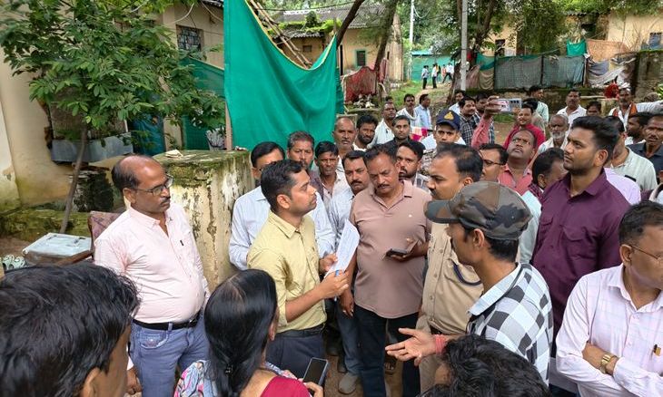 दतिया में प्रशासन का बुलडोजर एक्शन: भाजपा नेत्री समेत अवैध कब्जाधारियों से खाली कराए गए सरकारी आवास