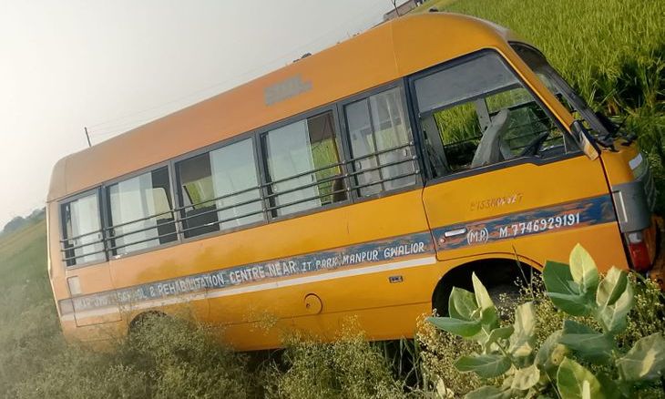 भितरवार में टला बड़ा हादसा: बच्चों से भरी स्कूली बस खेत में पलटी, छह घायल