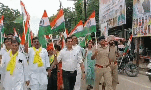 दतिया में दिखा देशभक्ति का जज्बा, कलेक्टर और एसपी की अगुवाई में निकली विशाल तिरंगा यात्रा