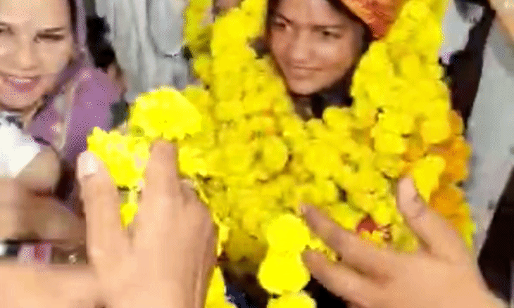 एशिया कप विजेता हॉकी खिलाड़ी कृष्णा शर्मा का ग्वालियर में भव्य स्वागत, ढोल-नगाड़ों के साथ बरसाए गए फूल
