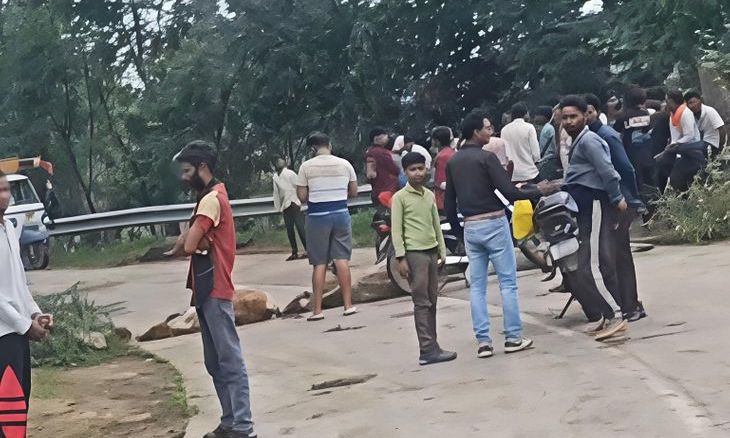 शिवपुरी में तेज रफ्तार डंपर का कहर: पांच गोवंश की दर्दनाक मौत, ग्रामीणों का फूटा गुस्सा