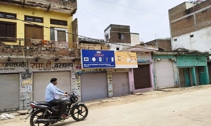 सेवढ़ा में सफाई कर्मियों का आंदोलन पांचवें दिन भी जारी, समर्थन में कारोबारियों ने बंद रखीं दुकानें