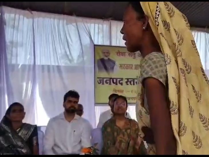 श्योपुर में संबल योजना का पैसा न मिलने पर भड़की महिला, कलेक्टर की टेबल पर फेंके कागजात