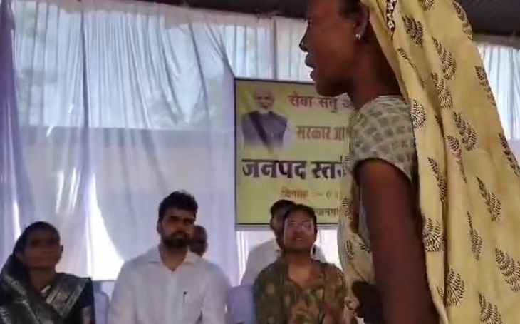 श्योपुर में संबल योजना का पैसा न मिलने पर भड़की महिला, कलेक्टर की टेबल पर फेंके कागजात