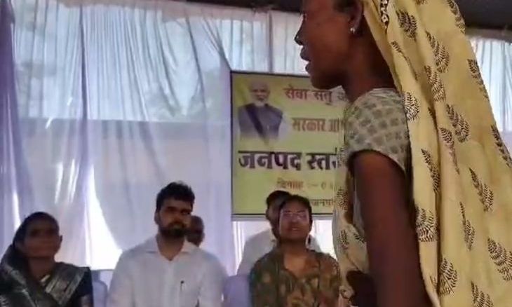 श्योपुर में संबल योजना का पैसा न मिलने पर भड़की महिला, कलेक्टर की टेबल पर फेंके कागजात