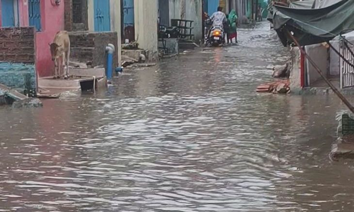 दतिया में डेढ़ घंटे की बारिश से बिगड़े हालात, किला चौक और बाजार जलमग्न
