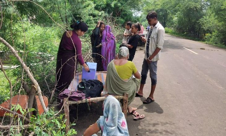 कुंभराज के पारगढ़ में सड़क न होने का खामियाजा, स्वास्थ्य टीम को सड़क पर ही करना पड़ा टीकाकरण